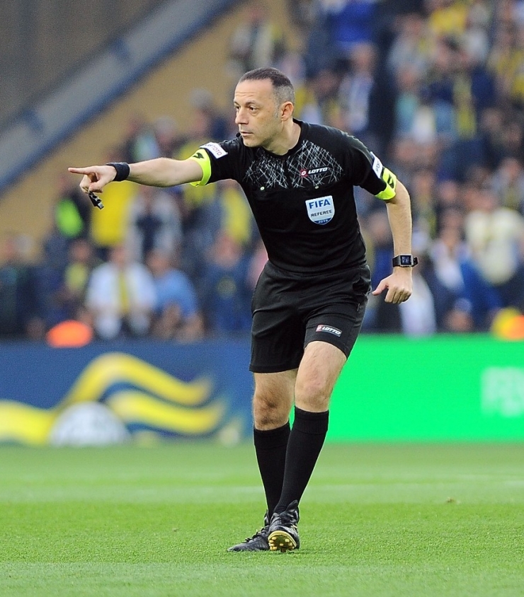 Sahada Cüneyt Çakır, Var’da Koray Gençerler