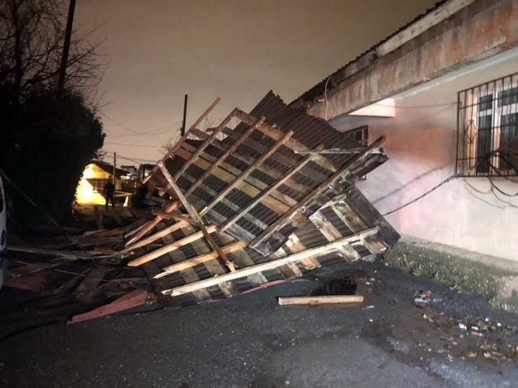 Ümraniye’de Şiddetli Rüzgarda Evin Çatısı Uçtu