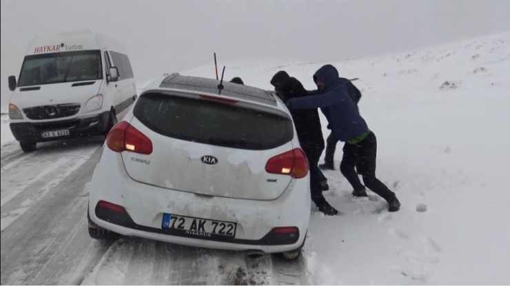 Yolda Mahsur Kaldılar, Halay Çekerek Kurtarılmayı Beklediler