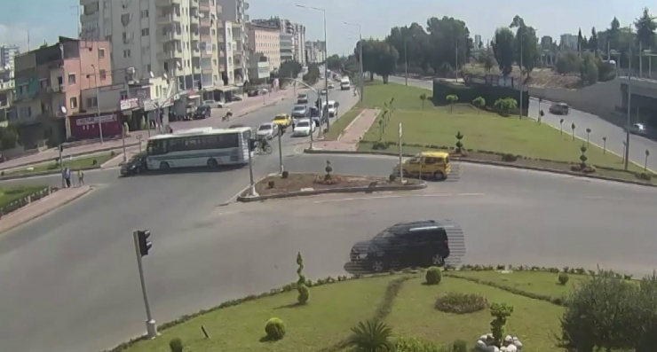 Kırmızı Işıkta Geçti, Kaldırımda Yürüyen Kadına Çarptı