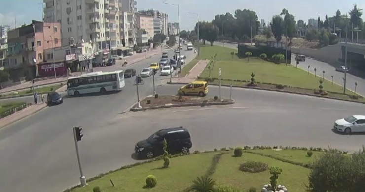 Kırmızı Işıkta Geçti, Kaldırımda Yürüyen Kadına Çarptı