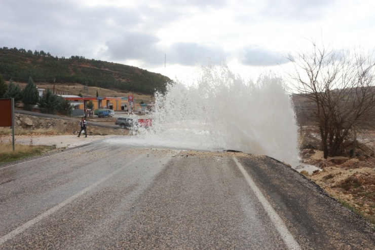 Patlayan İçme Suyu Hattı Ortalığı Savaş Alanına Çevirdi