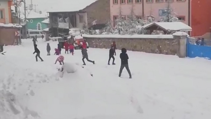 Köy Okulunda Minik Öğrencilerin Kar Sevinci