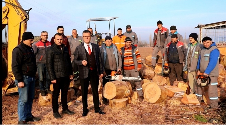 Alaşehir Belediyesinden İhtiyaç Sahiplerine Odun Desteği