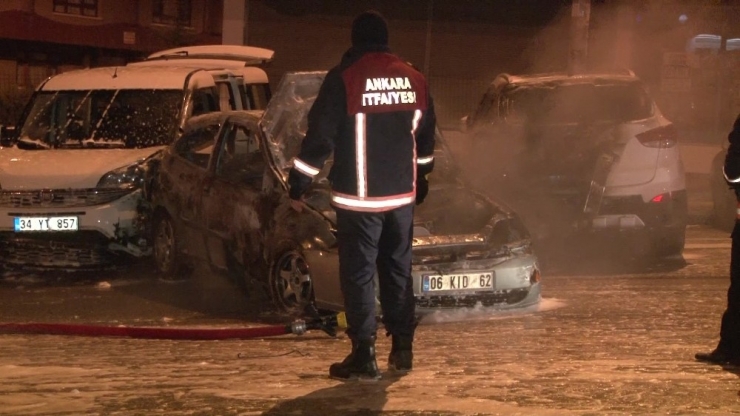 Yanan Otomobilden Canlarını Son Anda Kurtardılar