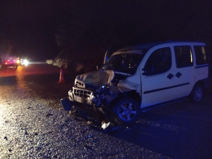 Islak Zeminde Kayan Araçlar Çarpıştı: 3 Yaralı