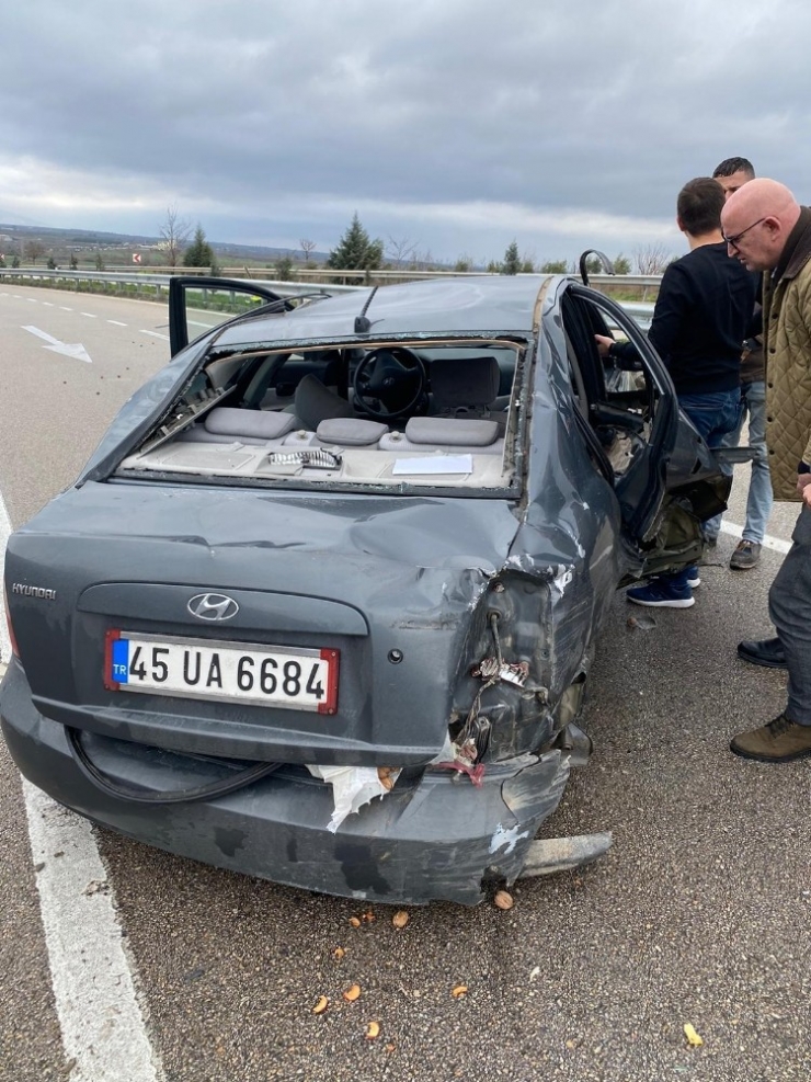 Kayganlaşan Yolda Bariyerlere Çarpan Sürücü Yaralandı