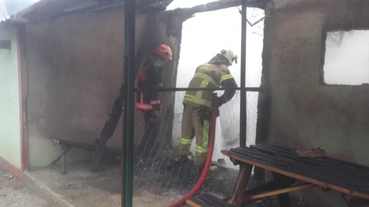 Ev Alevlere Teslim Oldu