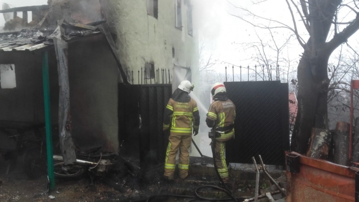 Ev Alevlere Teslim Oldu