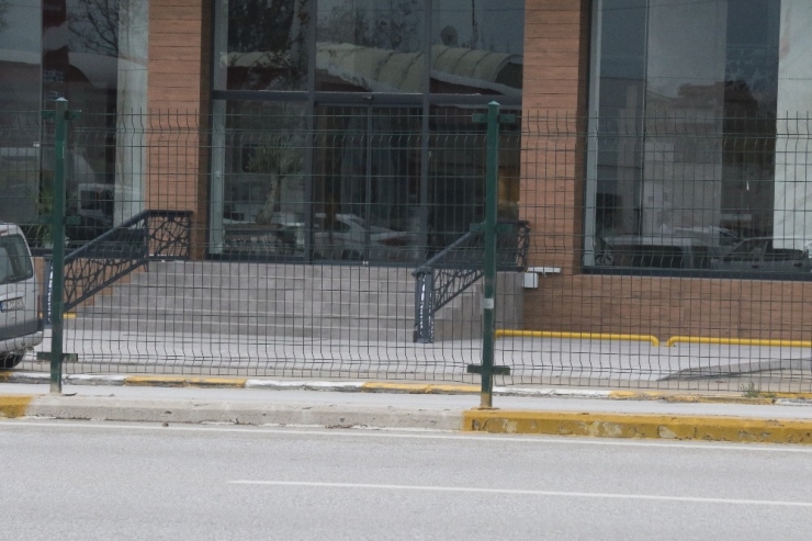 Karşıdan Karşıya Geçmek İsteyen Genç Canını Hiçe Saydı