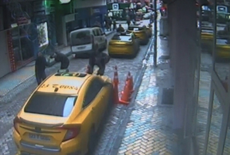 İkinci Kattan Taksinin Üzerine Düştü, O Anlar Kamerada