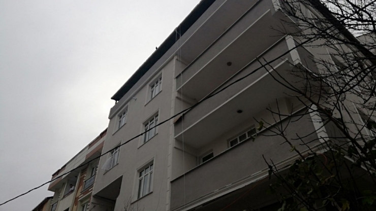 Güvercini Yakalamak İsteyen Genç, 18 Metreden Yere Düştü