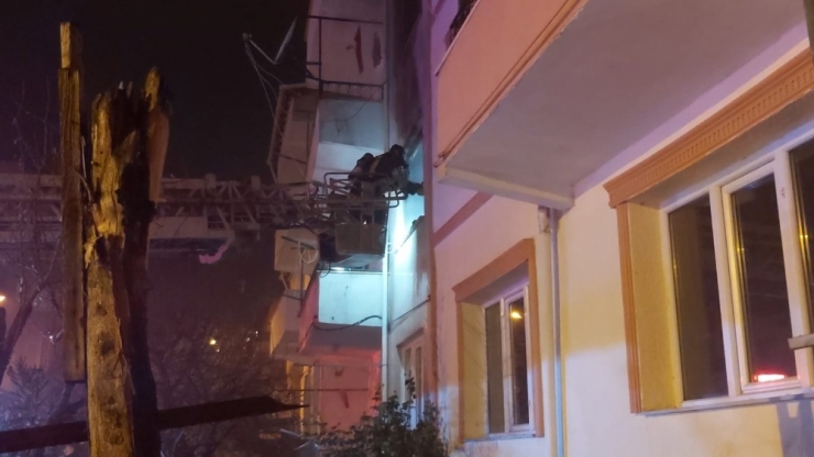 Yangında Mahsur Kalan Şahsı İtfaiye Balkondan Kurtardı