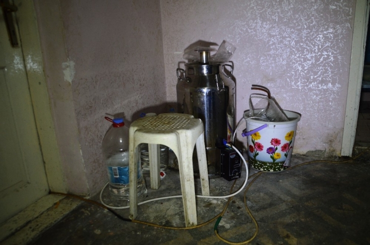 Sahte İçki Üretilen Evde Bulunan Broşürde: “Alkole Yüksek Ücret Ödemekten Bıktınız Mı? Sizde Evinizde Kendi İçkinizi Yapabilirsiniz”