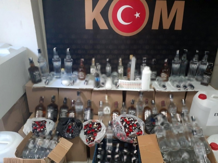 İzmir’de Bin 251 Litre Sahte İçki Ele Geçirildi, 7 Kişi Gözaltında