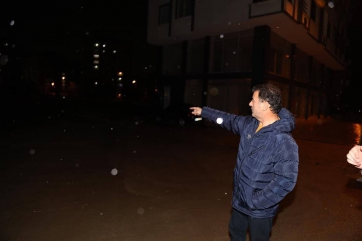 Beton Dökülen Yoldan Araçla Geçmeye Çalıştılar