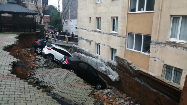 Kartal’da Site Otoparkında İstinat Duvarı Çöktü