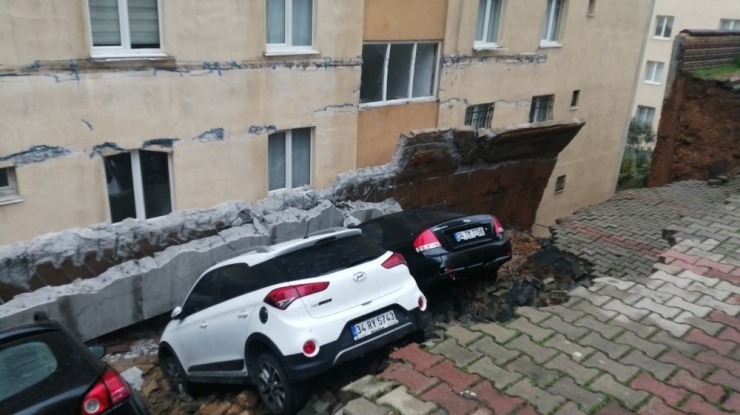 Kartal’da Bir Sitenin Otoparkında Duvar Çöktü. Otomobiller Açılan Çukura Düşerken Olay Yerine İtfaiye Ekipleri Sevk Edildi.
