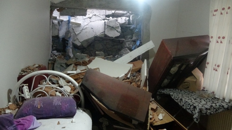 Kartal’da Çöken İstinat Duvarı Yan Taraftaki Binanın Duvarını Yıkıp Evin İçine Girdi