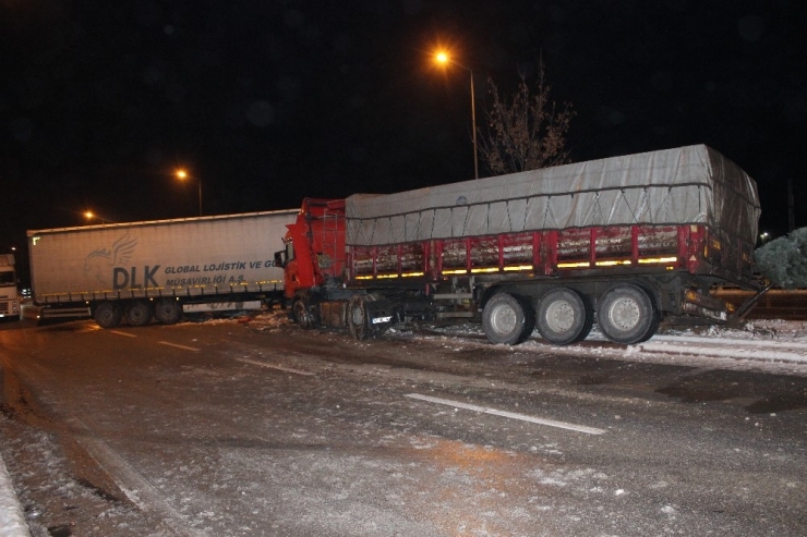 Gizli Buzlanmayla 2 Tır Refüje Çıktı: 1 Yaralı