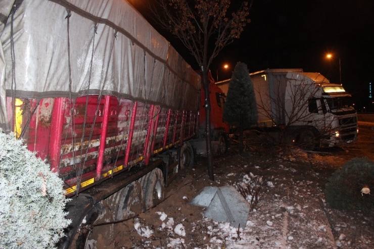 Gizli Buzlanmayla 2 Tır Refüje Çıktı: 1 Yaralı