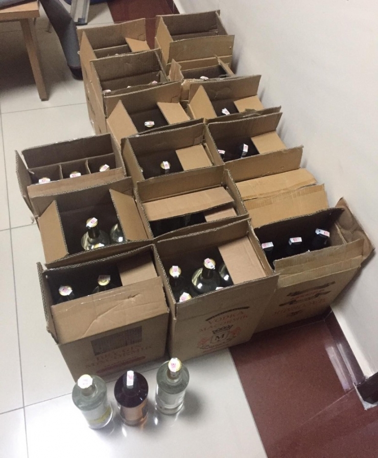 Kuşadası’nda Kaçak İçki Deposuna Operasyon