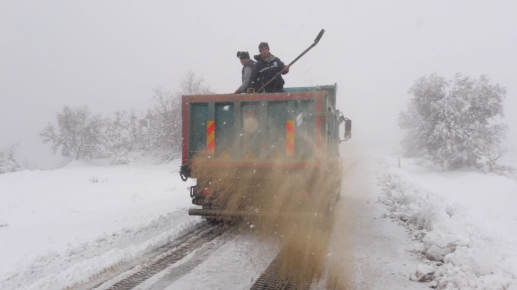 Manisa’da Karla Mücadele Gece Boyu Devam Etti