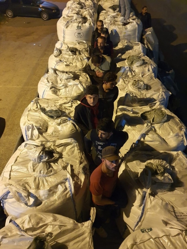 Kaçak Göçmenler İçin Tır Dorselerinin Altına Özel Giriş, Çıkış Yapmışlar