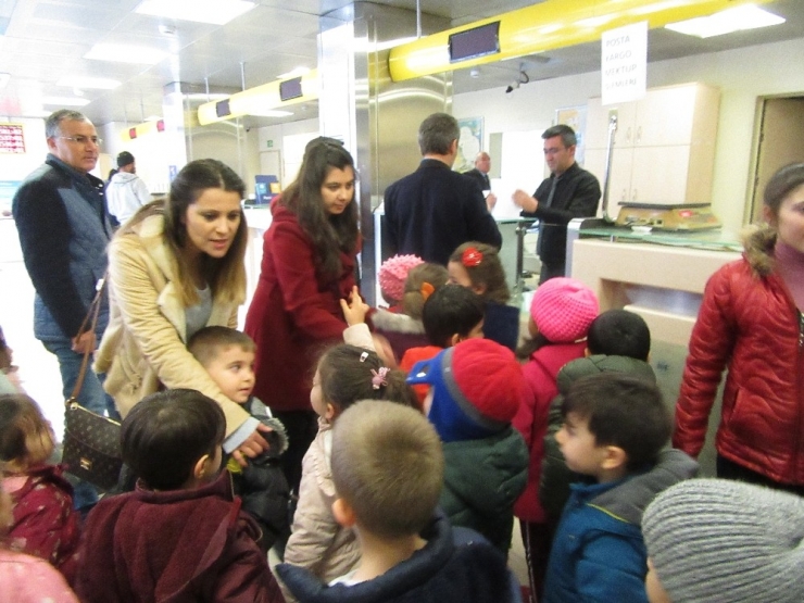 Minik Öğrenciler Ailelerine Yeni Yıl Tebrik Kartı Gönderdi