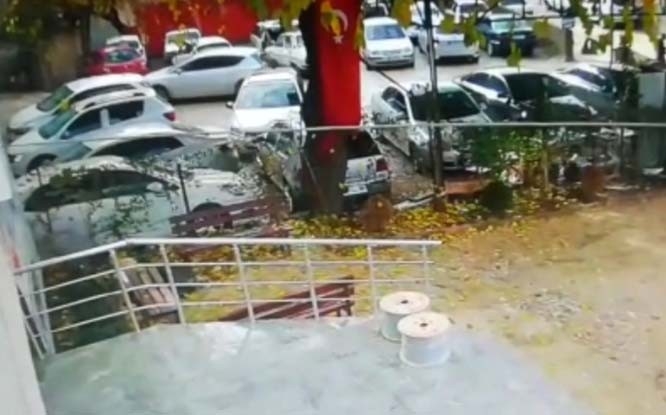 Durdurmaya Çalıştığı Otomobil Üzerinden Geçti