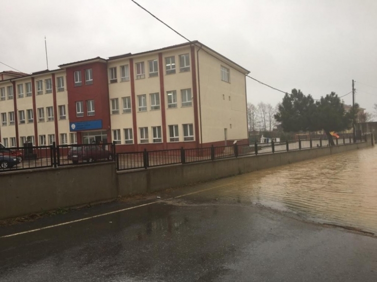 Sakarya’da Sağanak Yağış Su Baskınlarına Neden Oldu