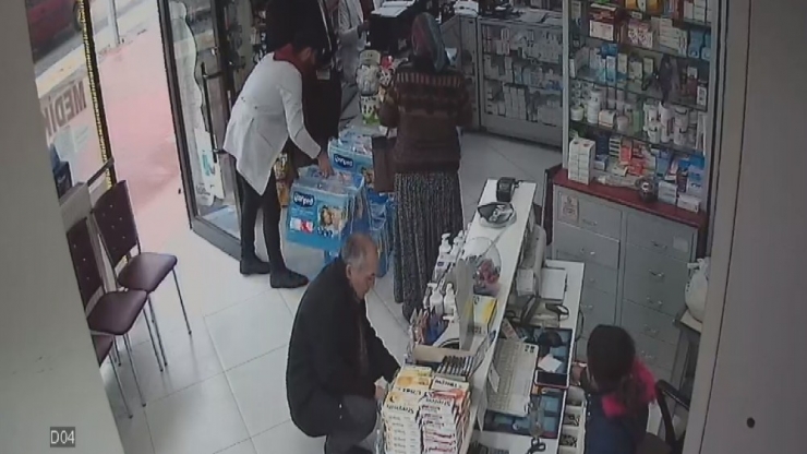 Anne Oyaladı, Küçük Kızı Kasayı Soydu