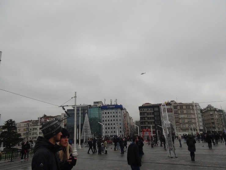 Taksim’de Yılbaşı Önlemleri Başladı, Yollar Araç Trafiğine Kapatıldı