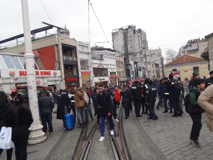 Taksim’de Yılbaşı Önlemleri Başladı, Yollar Araç Trafiğine Kapatıldı
