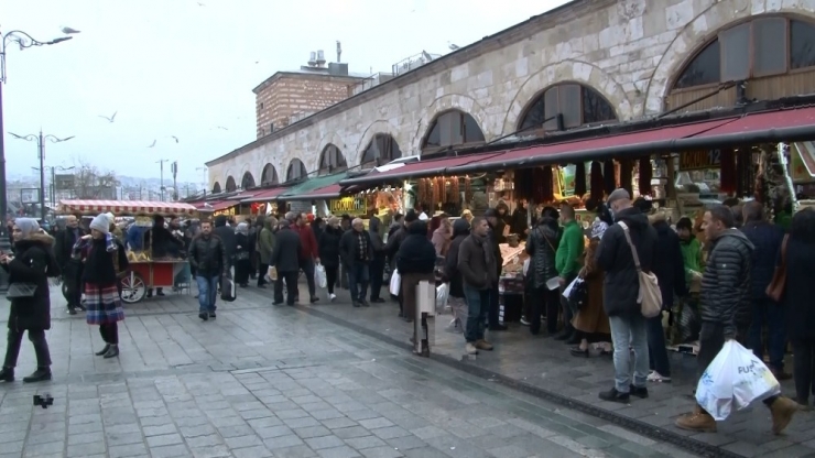 Yeni Yıla Saatler Kala Alışveriş Hareketliliği Sürüyor