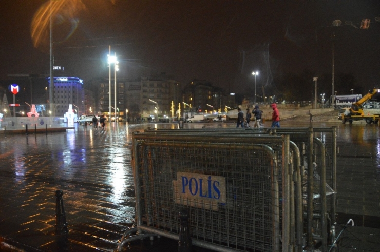 Yılbaşı Öncesi Taksim Meydanı’na Polis Bariyerleri Getirildi