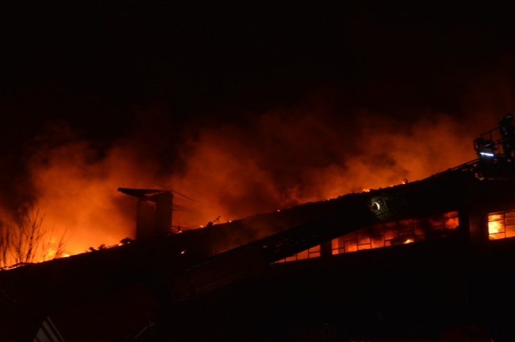 Zeytinburnu’nda Dokuma Fabrikasında Yangın Çıktı