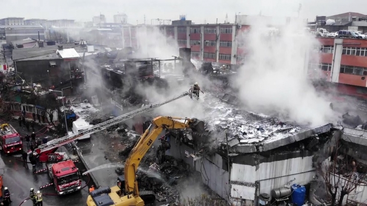 Zeytinburnu’nda Yanan Fabrikanın Yıkım Çalışmaları Havadan Görüntülendi