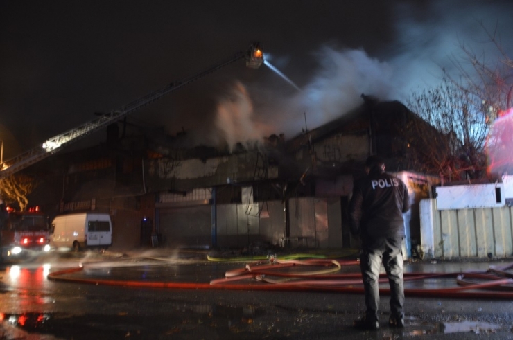 Dokuma Fabrikasında Çıkan Yangın 4 Saat Sonra Kontrol Altına Alındı