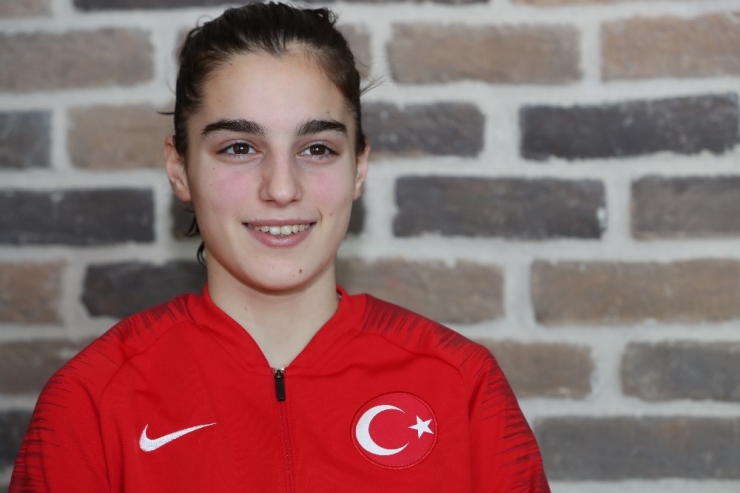 Beyza Kara: "Ay-yıldızlı Formayı Giymek Büyük Bir Onur"