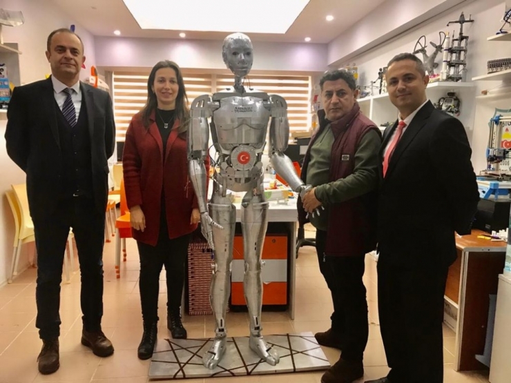 Yaptıkları Robota Vefat Eden Öğretmenlerinin Adını Verdiler