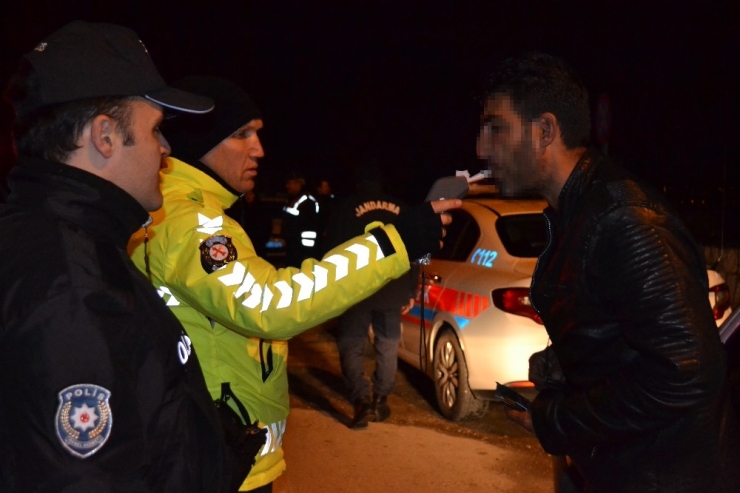 Çal’da Jandarma Ve Polisten Yılbaşı Denetimleri