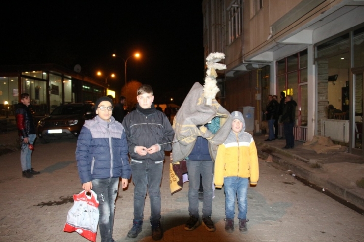 Yılbaşı Devesi İle Harçlık Topladılar