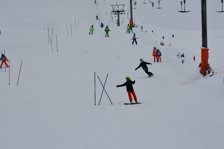 Isparta’da Kayakçılar Kıyasıya Yarıştı