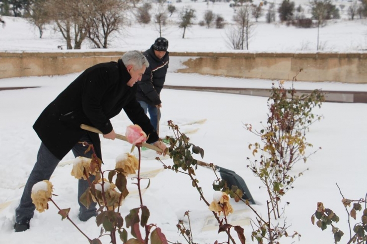 Kaymakam Ve Belediye Başkanı Şehitlikte Kar Temizliği Yaptı