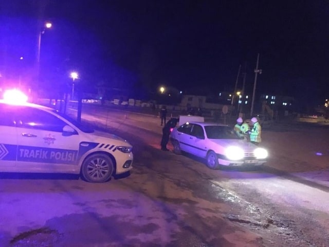 Eksi 5 Derecede Trafik Denetimi Yapıp Çikolata İkram Ettiler