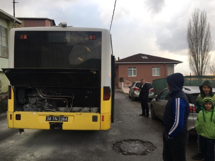 Maltepe’de Belediye Otobüsünün Motorunda Yangın