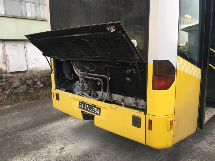 Maltepe’de Belediye Otobüsünün Motorunda Yangın