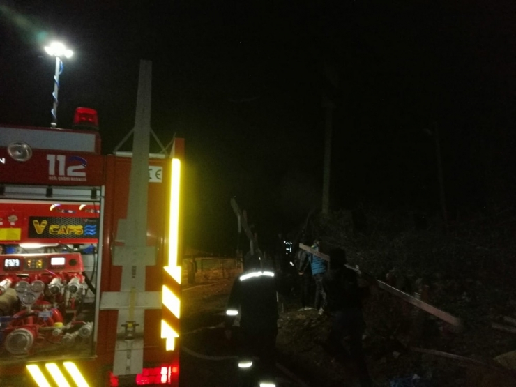 Demirci’de Ev Ve Hayvan Damı Yandı