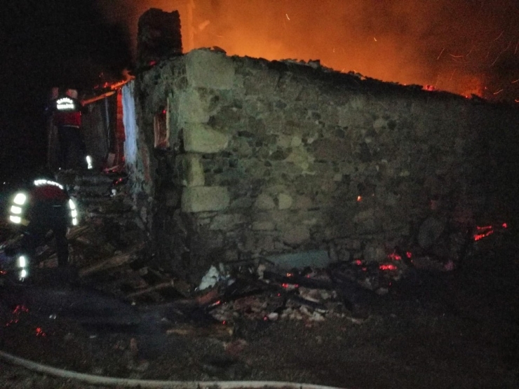 Demirci’de Ev Ve Hayvan Damı Yandı